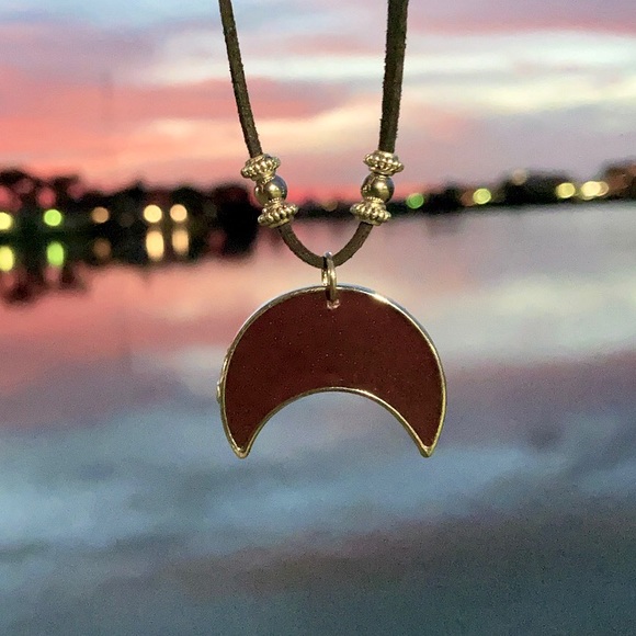 Dark red resin crescent moon leather necklace - Picture 2 of 13